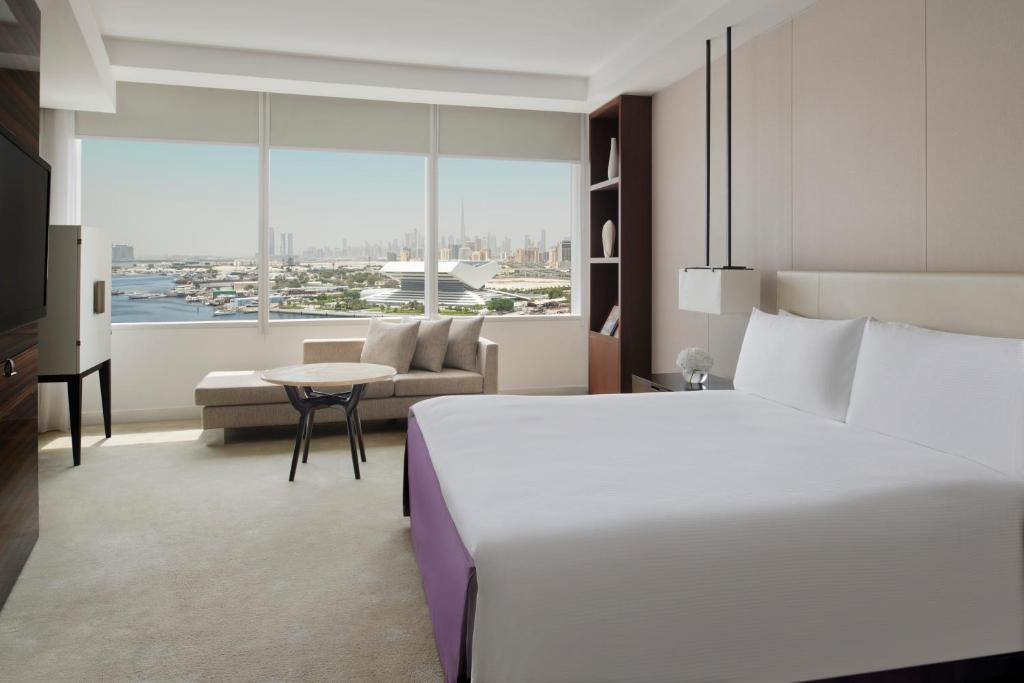 Premium King Room - Club Lounge Access - Image 4