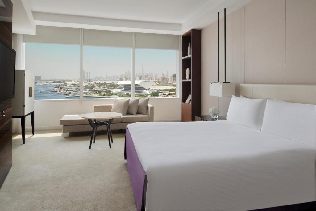Premium King Room - Club Lounge Access - Image 5