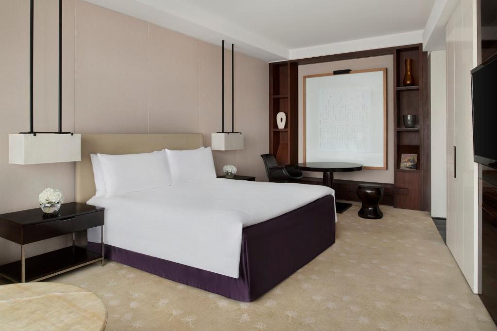 Premium King Room - Club Lounge Access - Image 6
