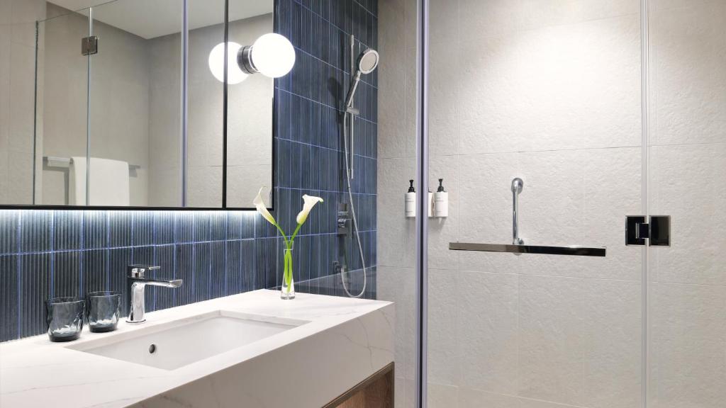 One-Bedroom Residence with Balcony and Marina View - Image 6