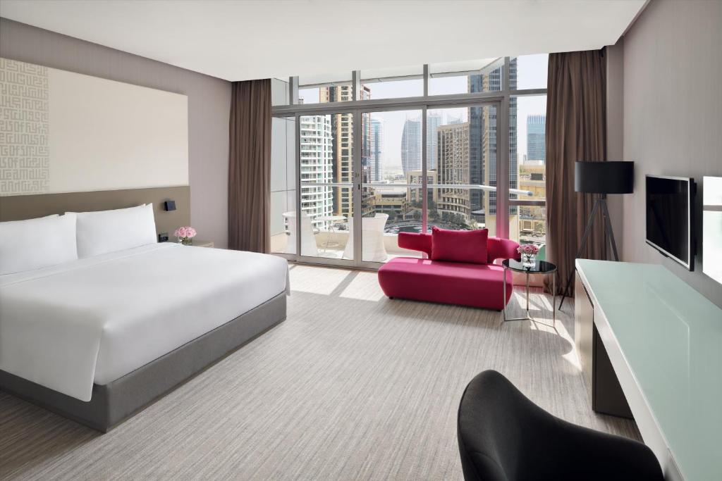 Premium King Room with Balcony and Marina View - Image 4