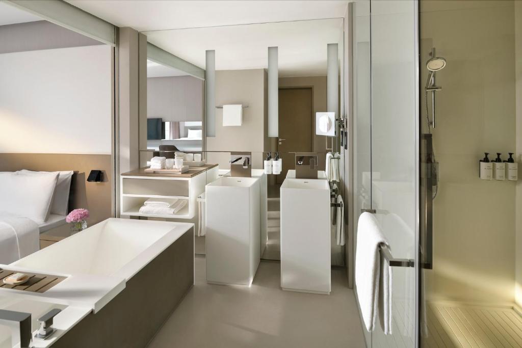 Premium King Room with Balcony and Marina View - Image 6