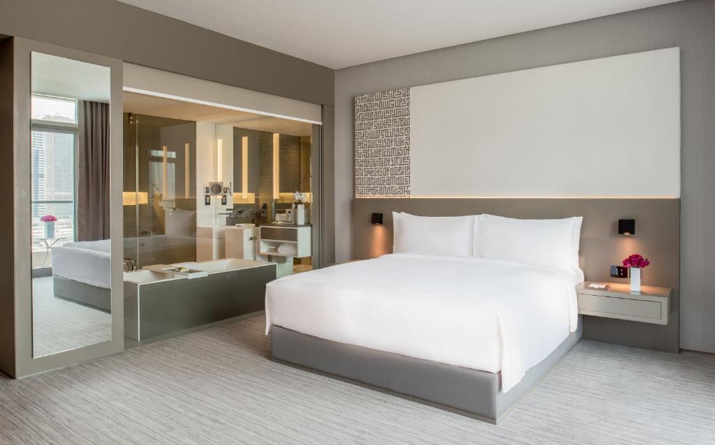 Premium King Room with Balcony and Marina View - Image 8