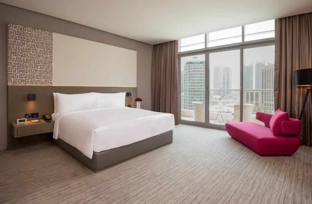 Premium King Room with Balcony and Marina View - Image 9