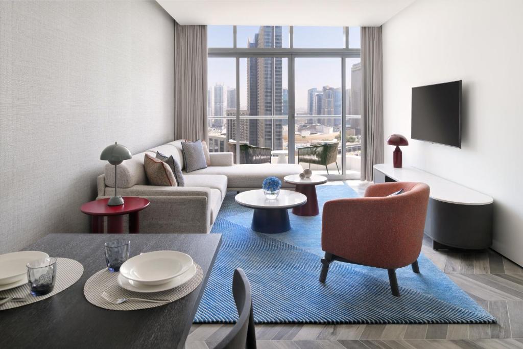 Three-Bedroom Residence with Balcony and Marina View - Image 2