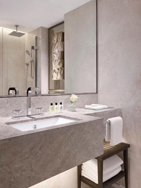 Cosy King Room - Mayfair Floor - Image 5
