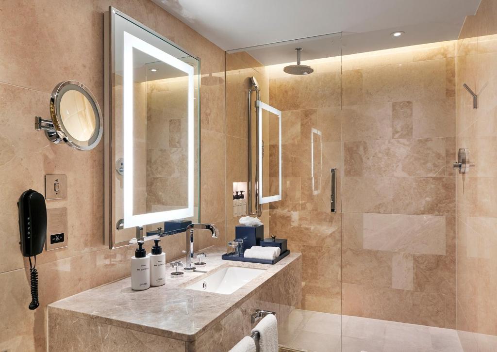 Junior King Suite - Mayfair Floor - Image 2