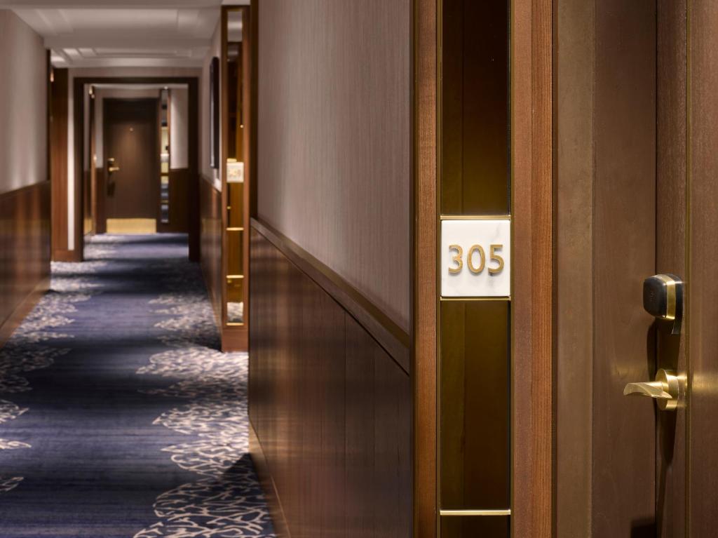 Premium King Room - Mayfair Floor - Image 3