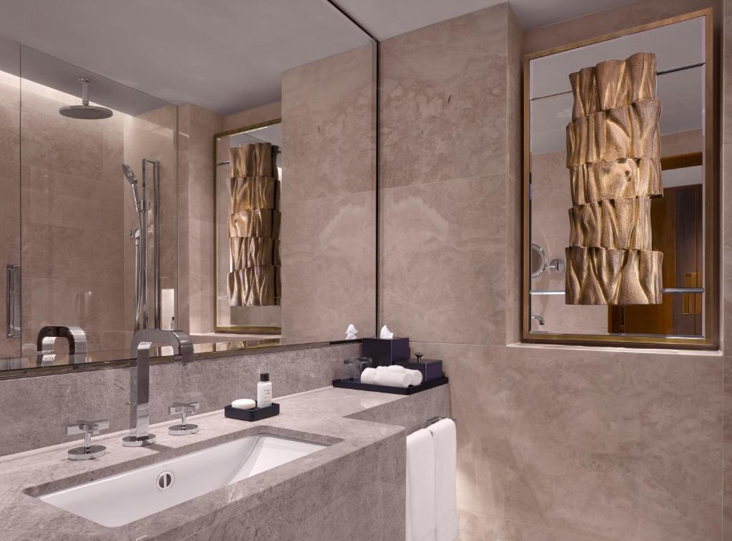 Premium King Room - Mayfair Floor - Image 4