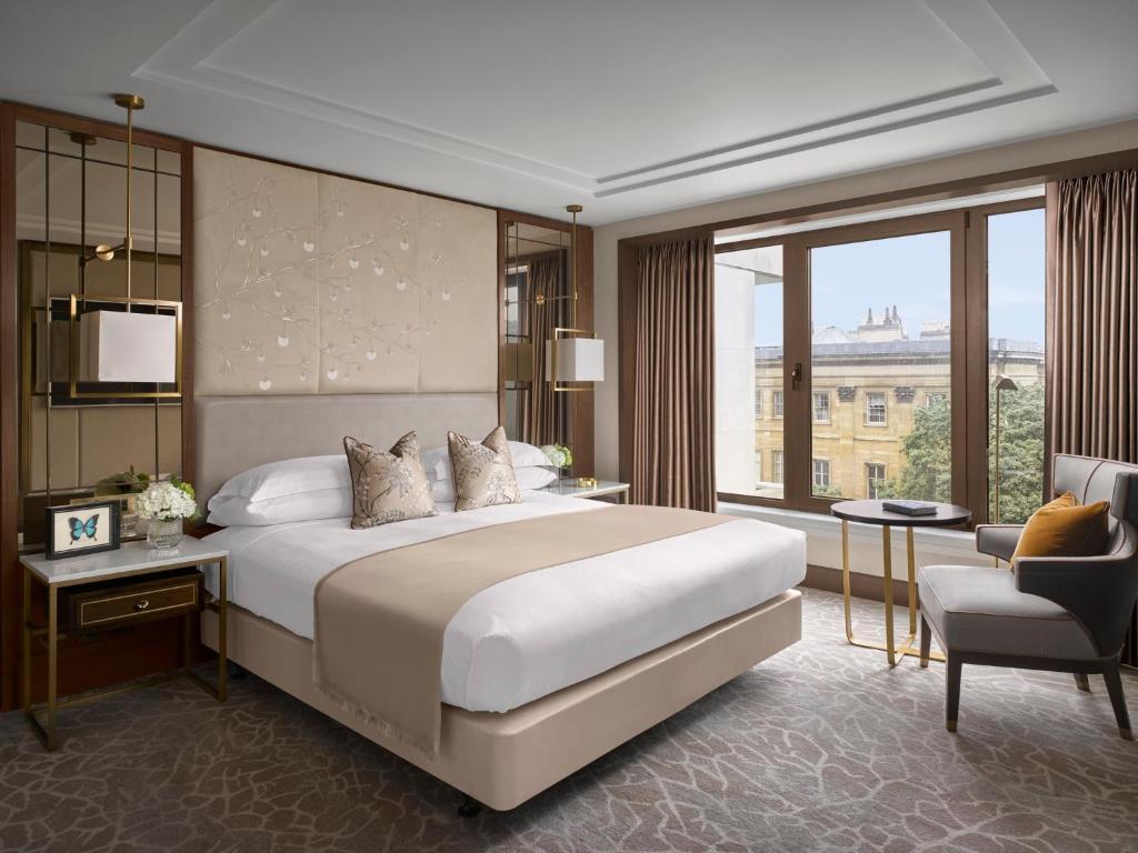 Premium King Room - Mayfair Floor - Image 7