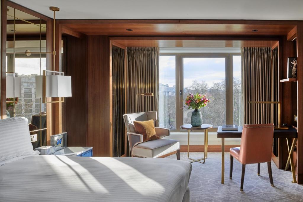 Premium King Room - Mayfair Floor - Image 9