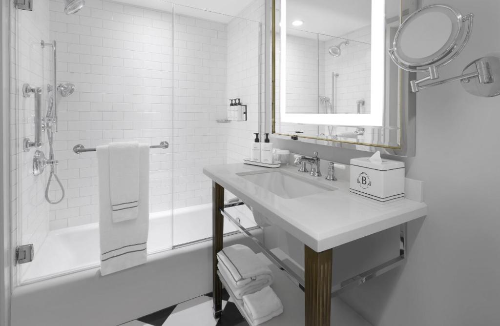 Premium King Room - Image 7