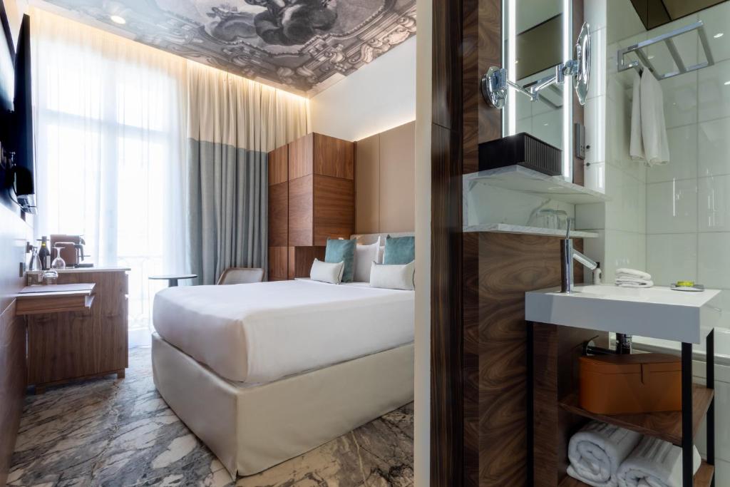 Classic Queen Room with Balcony - Image 2