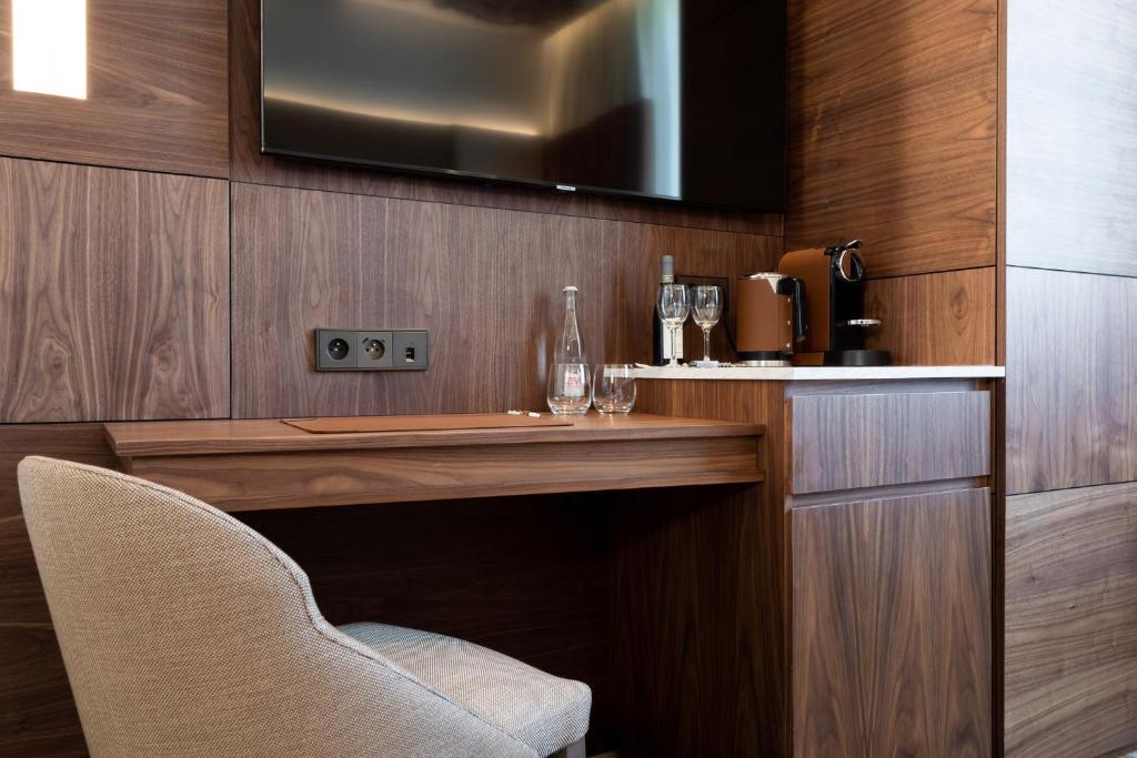 Classic Queen Room with Balcony - Image 7