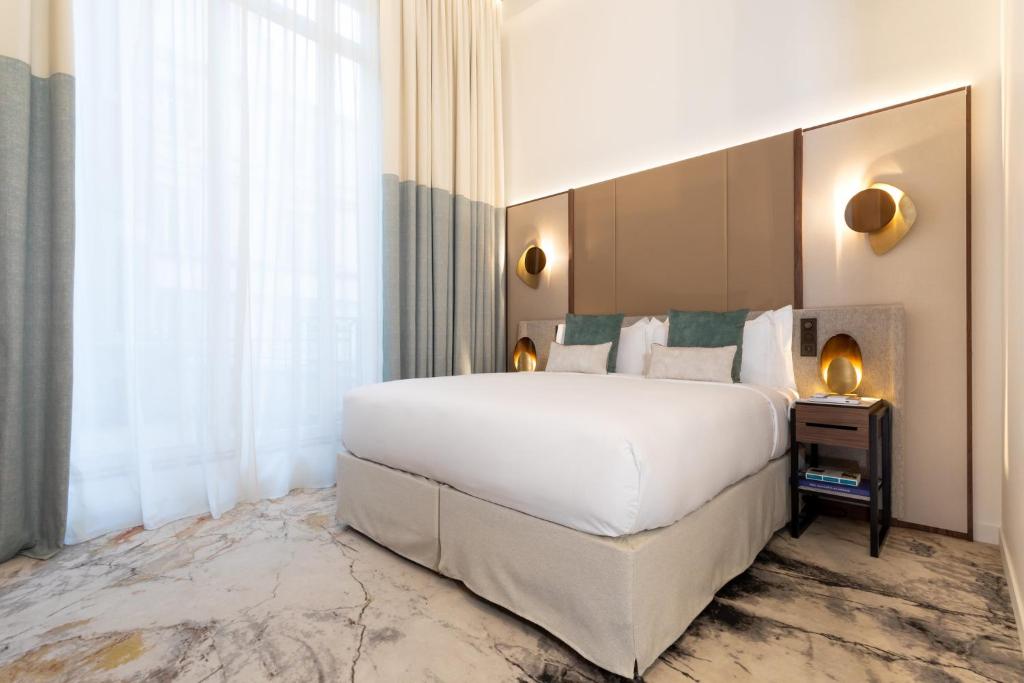 Junior King Suite - Image 10