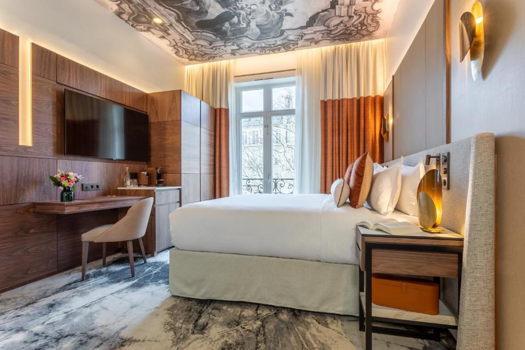 Premium King Room with Balcony and City View - Image 1