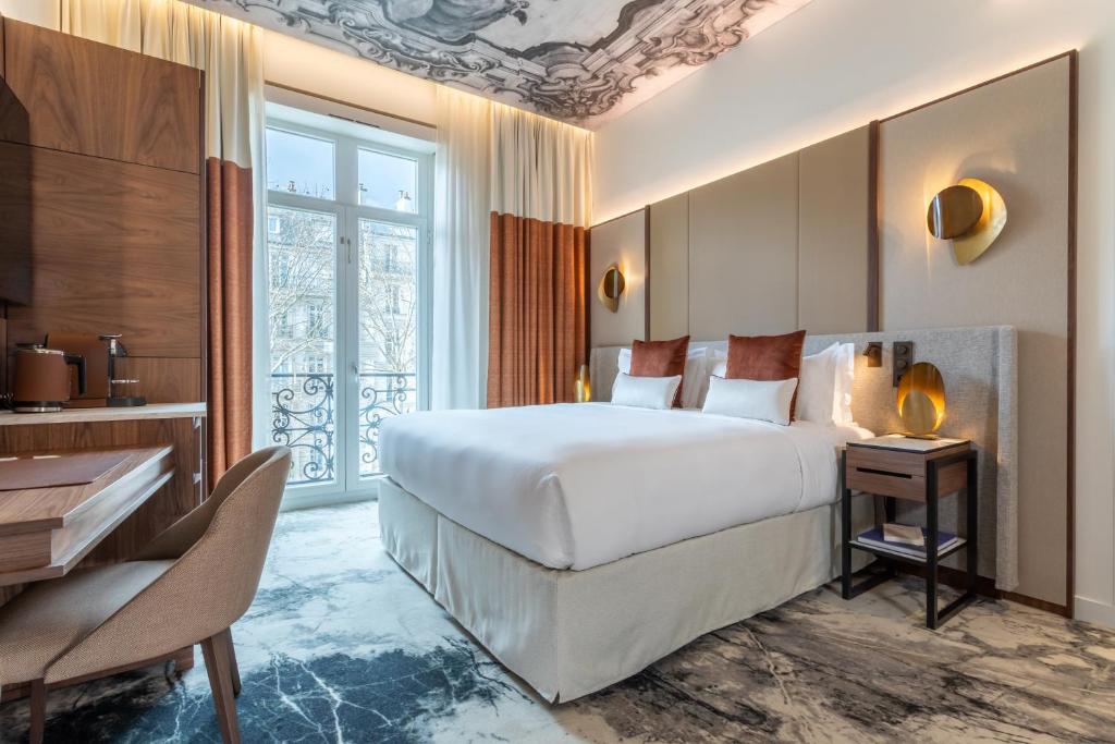 Premium King Room with Balcony and City View - Image 2