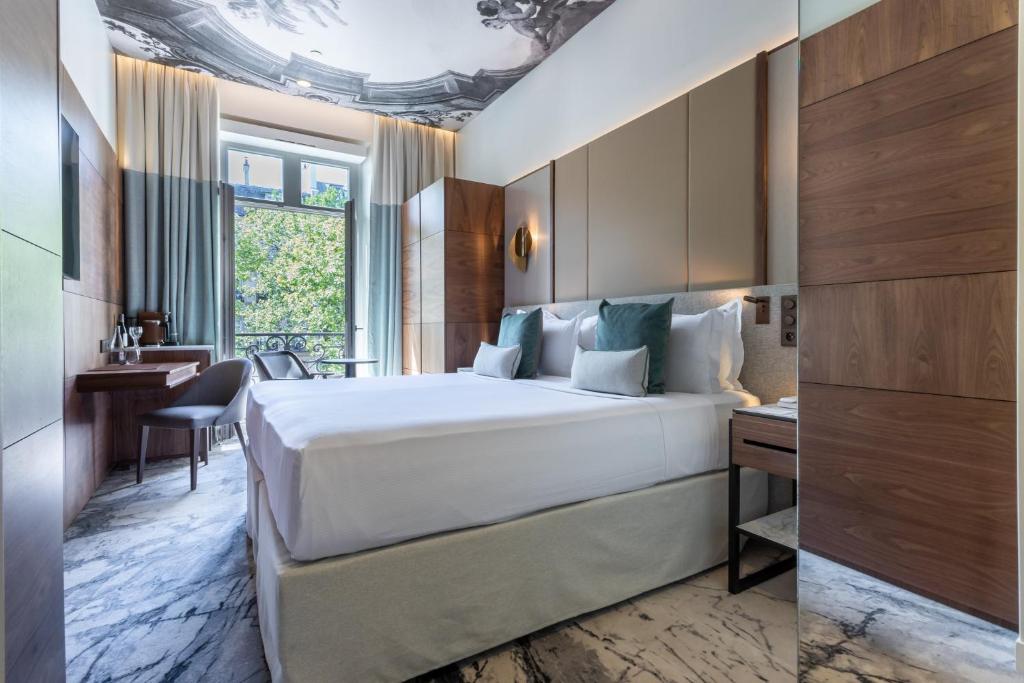 Premium King Room with Balcony and City View - Image 4