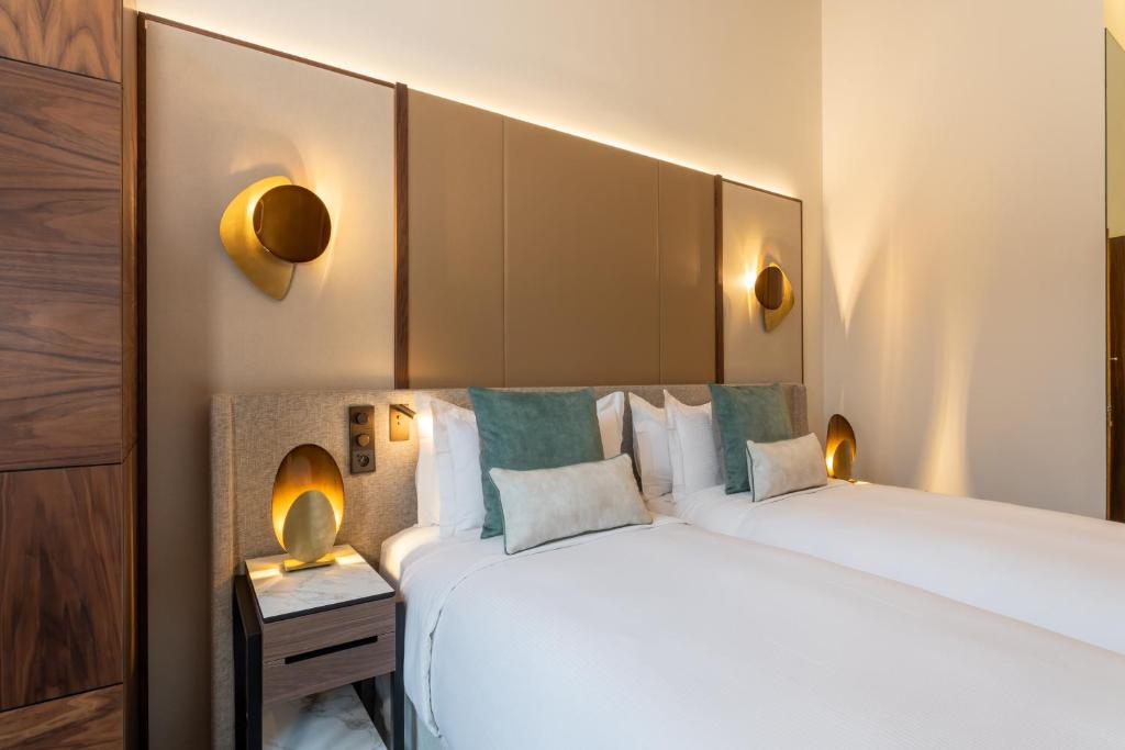 Premium King Room - Image 2