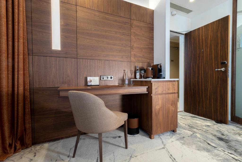 Premium King Room - Image 4
