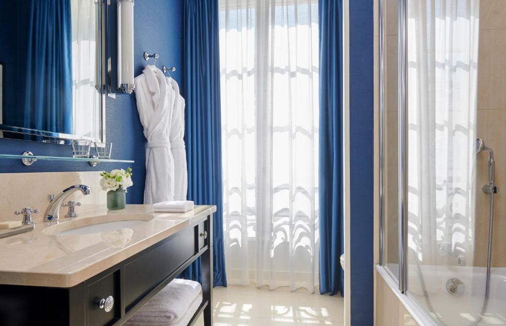 Classic Queen Room with Club Lounge Access - Image 3