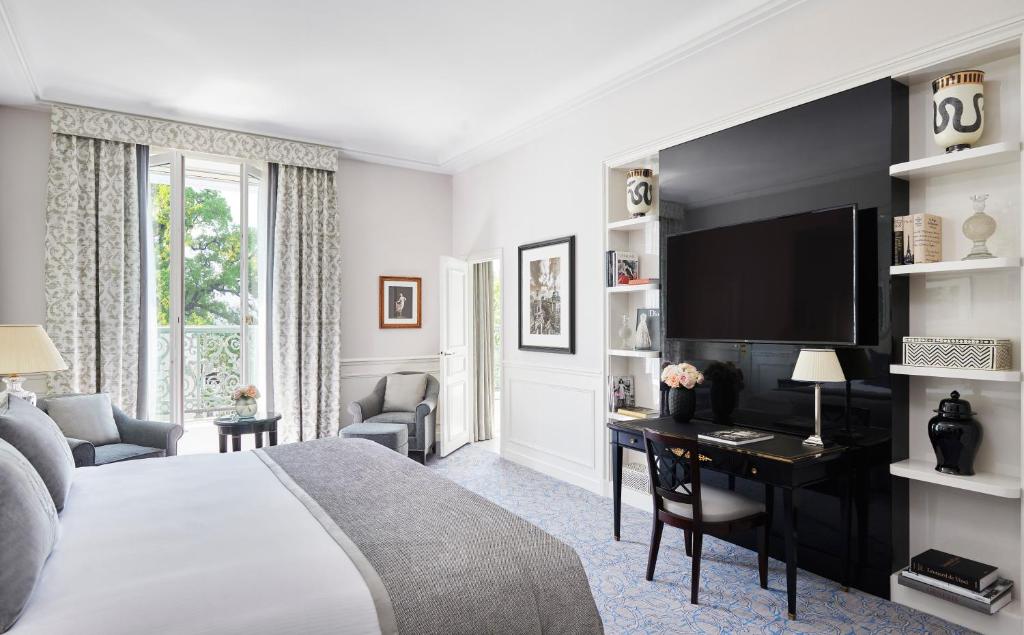 Junior King Suite with Balcony - Image 1