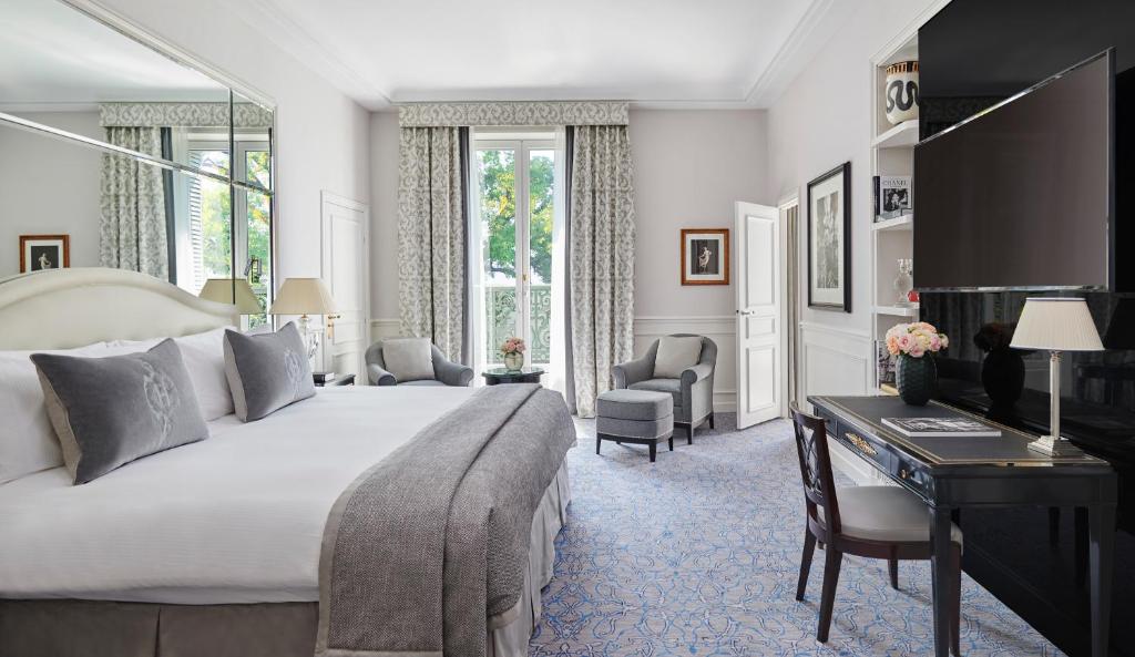 Junior King Suite with Balcony - Image 2