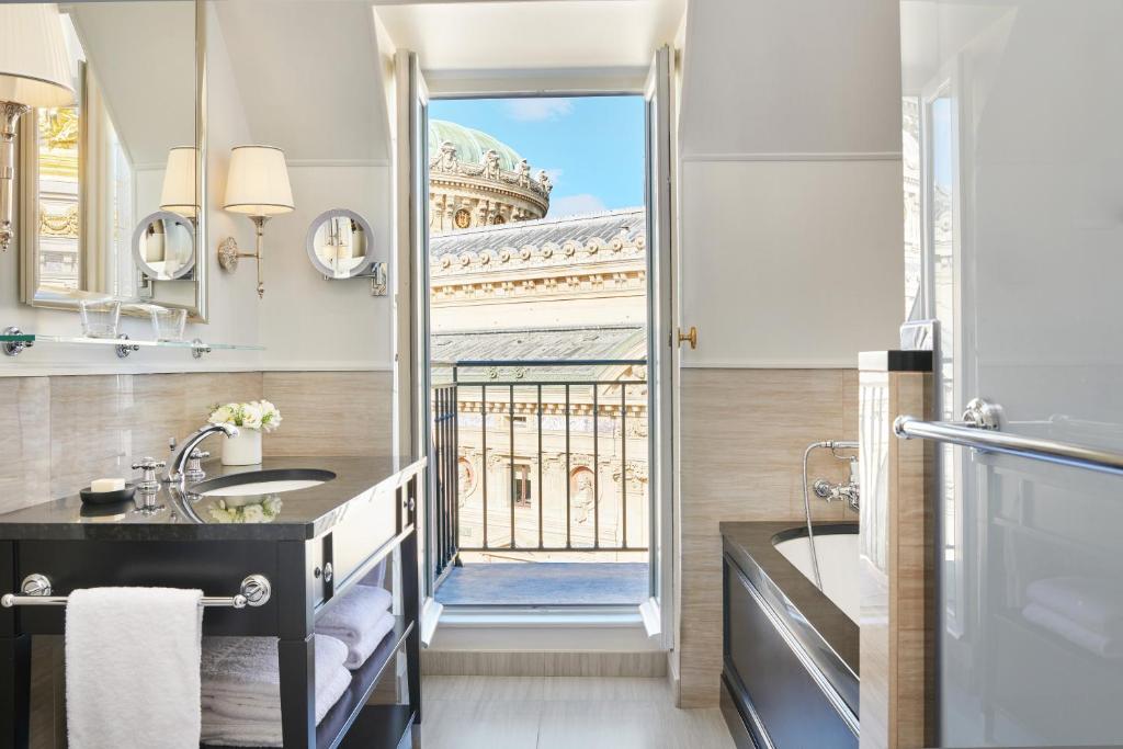 Premium King Room with Balcony and Opera View - Image 2