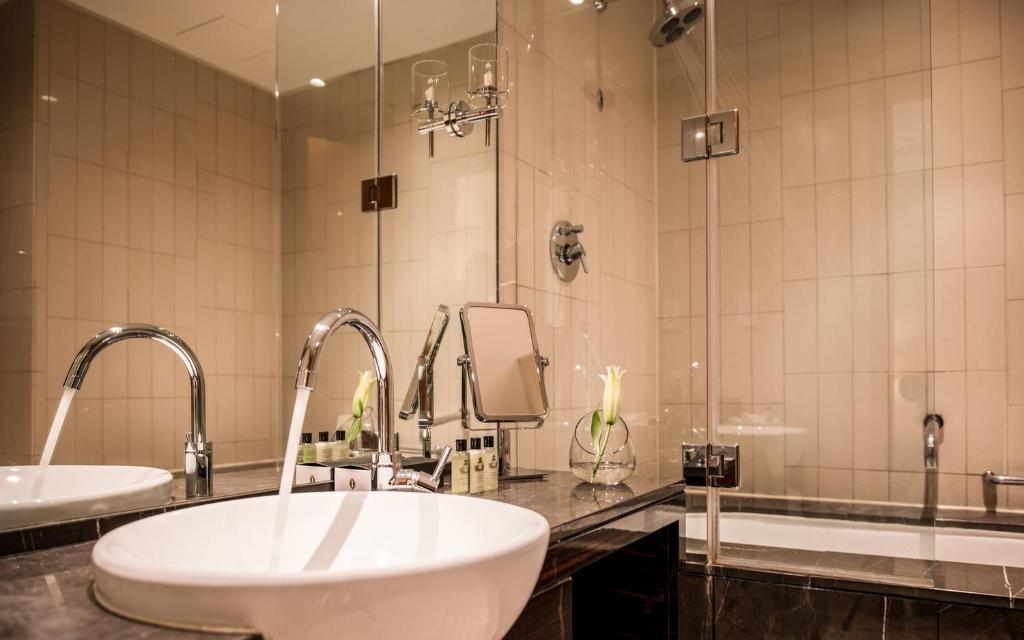 2 Bedroom Waterfront Apartment - Image 6
