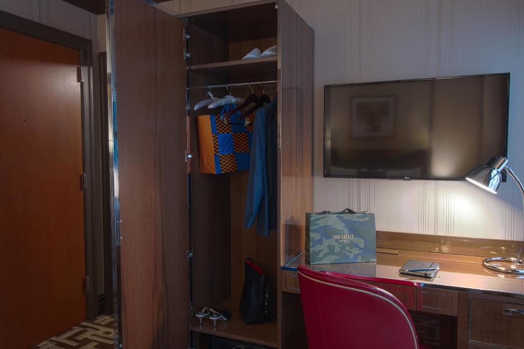 Accessible 1 Queen Bed - Image 3