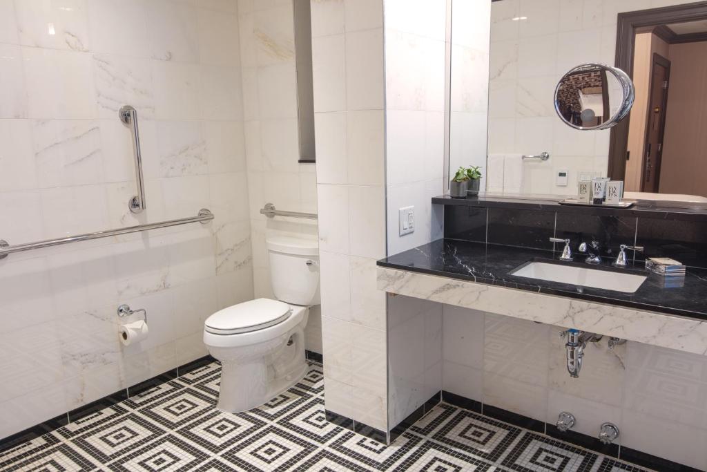 Accessible 1 Queen Bed - Image 5