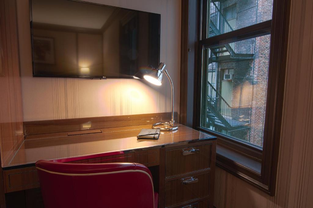 Deluxe 1 Queen Bed - Image 3