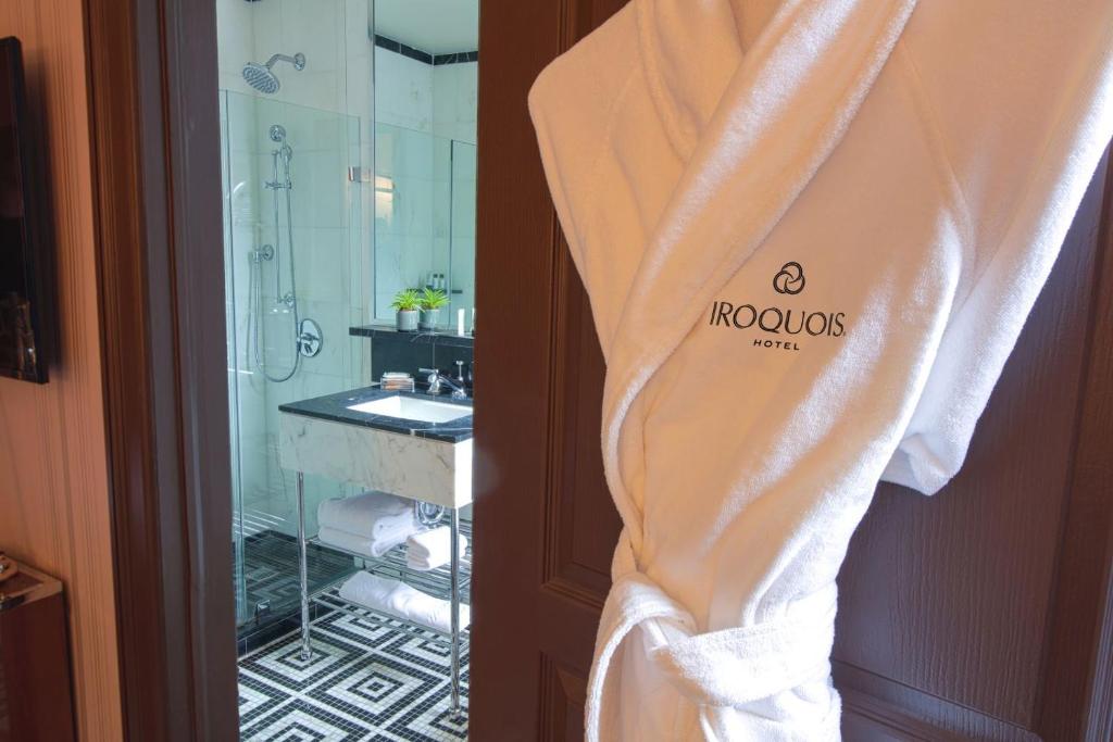 Deluxe 1 Queen Bed - Image 5