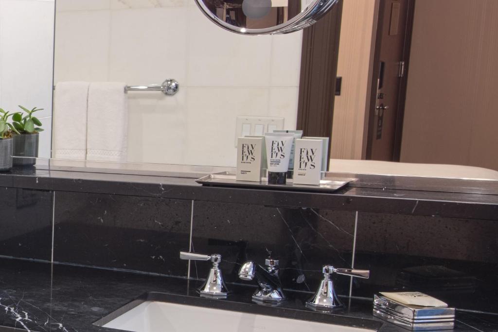 Deluxe 2 Double Beds - Image 3