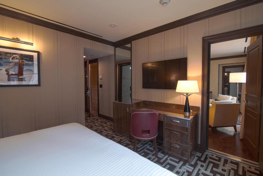Executive Suite 1 King Bed City View - Image 3