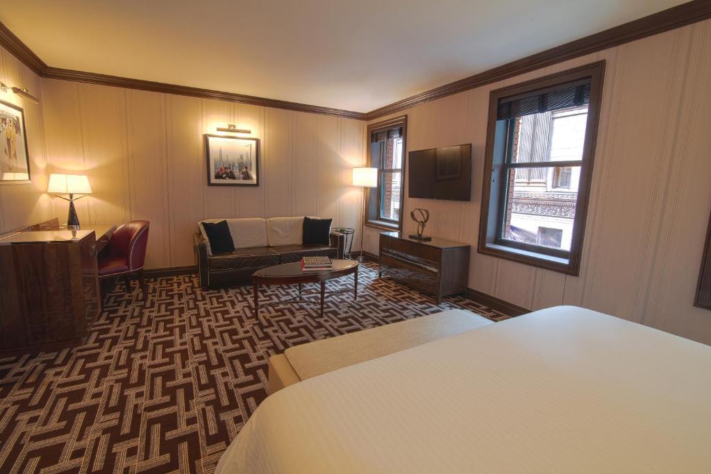 Junior Suite 1 King Bed City View - Image 2