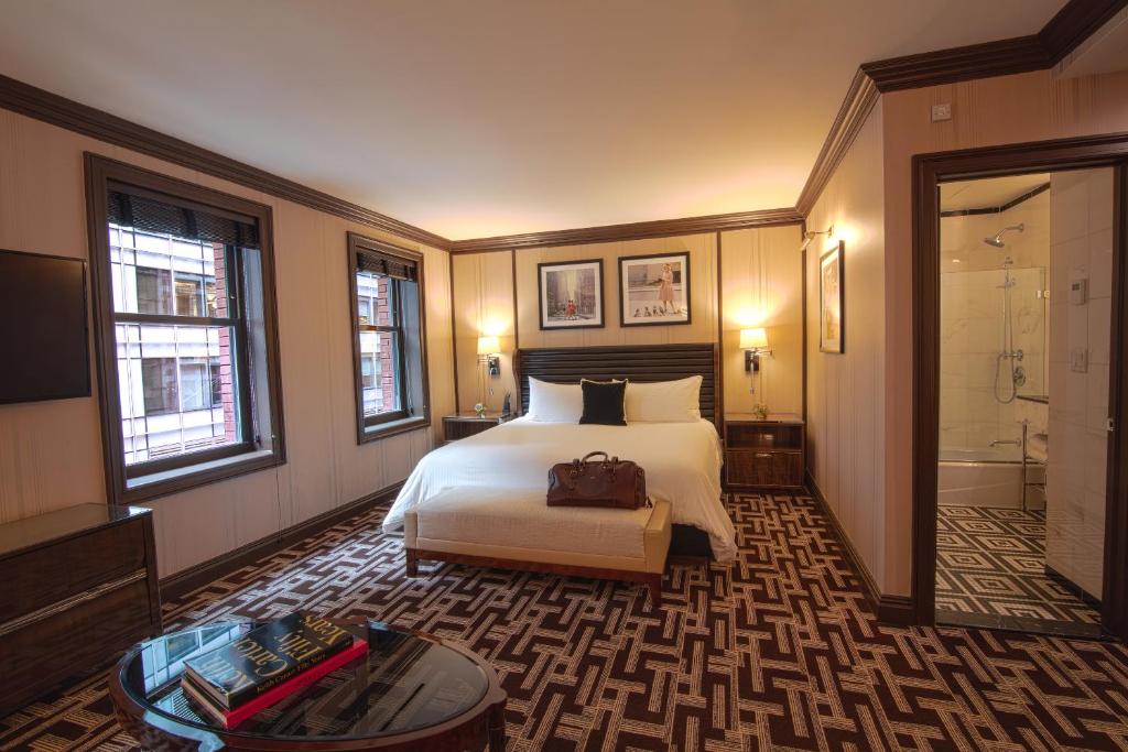 Junior Suite 1 King Bed City View - Image 3