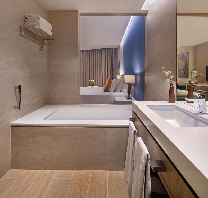 Golf View Room - Image 5