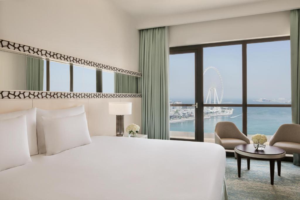 Family One Bedroom Suite with 2 Balconies-Ain Dubai View-Coral Lounge Access - Image 2