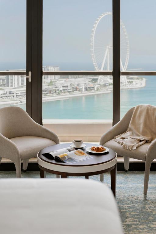 Family One Bedroom Suite with 2 Balconies-Ain Dubai View-Coral Lounge Access - Image 4