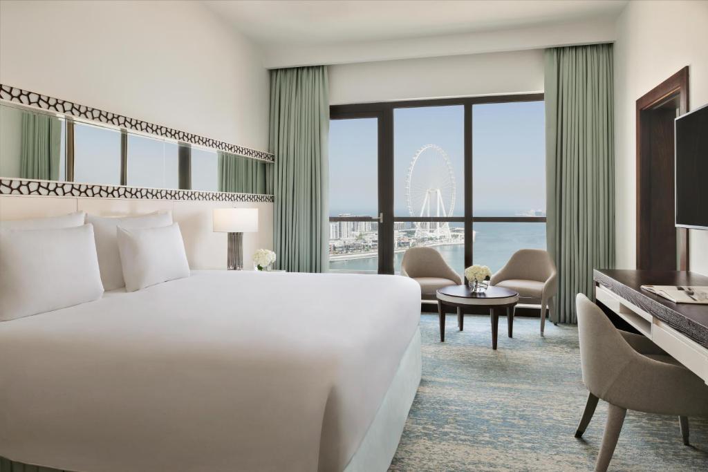 Family One Bedroom Suite with 2 Balconies-Ain Dubai View-Coral Lounge Access - Image 6