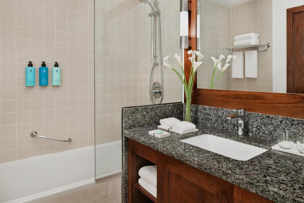 Sea View Room with Balcony - Image 6