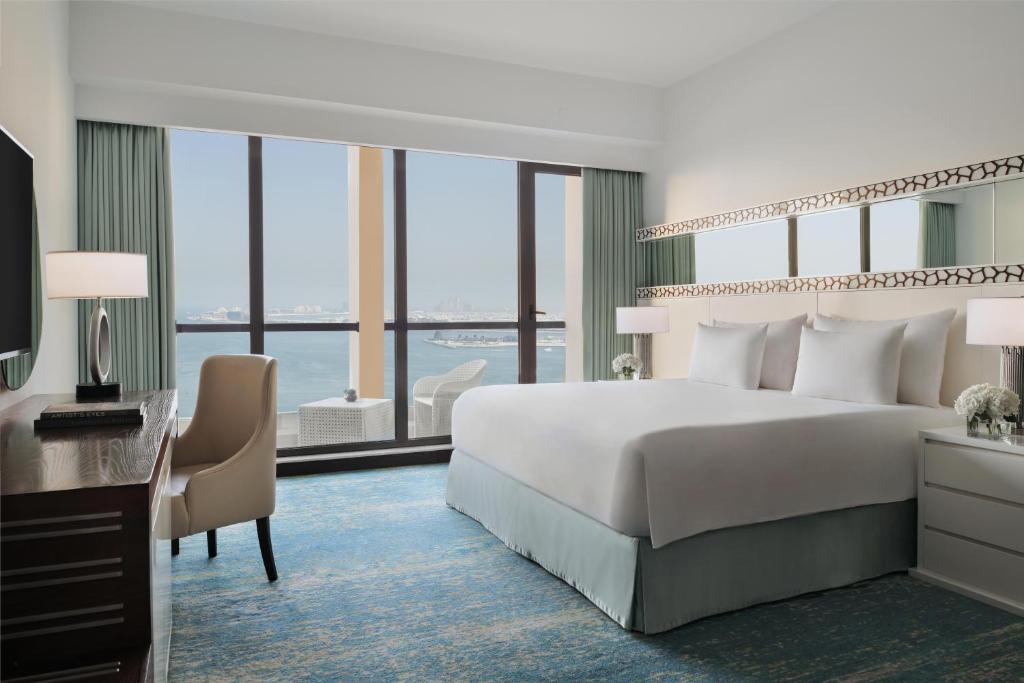 Superior Sea View Room with Balcony - Image 3