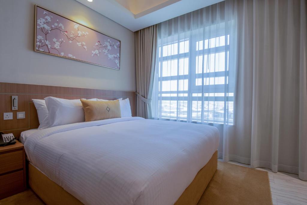 Deluxe Three-Bedroom Apartment - Image 1