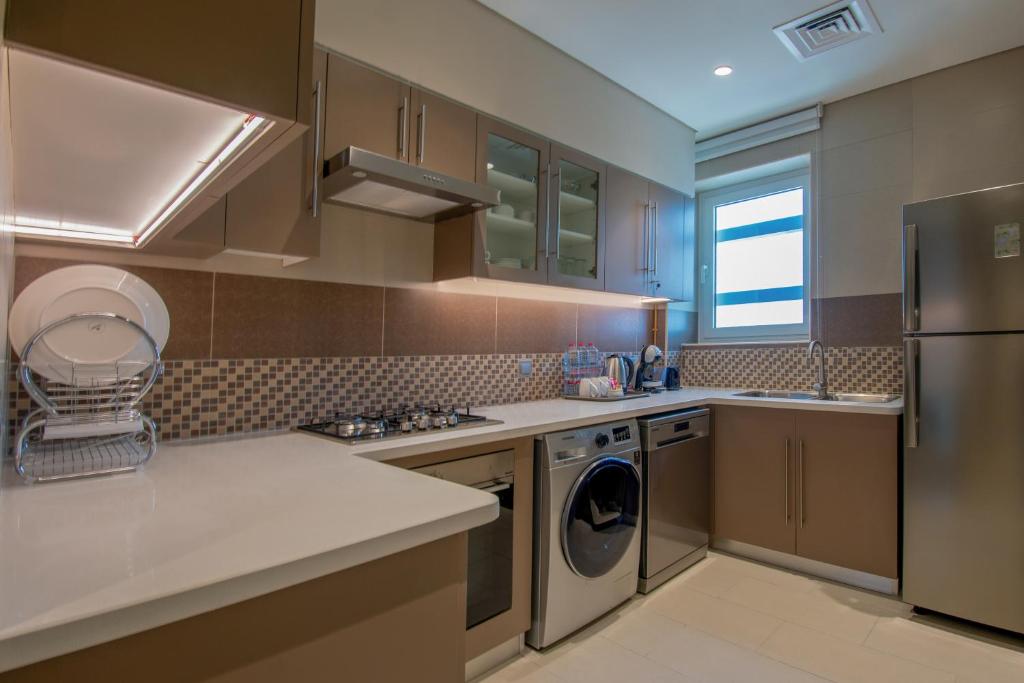 Deluxe Three-Bedroom Apartment - Image 2