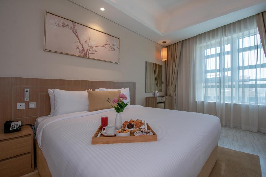 Deluxe Three-Bedroom Apartment - Image 6