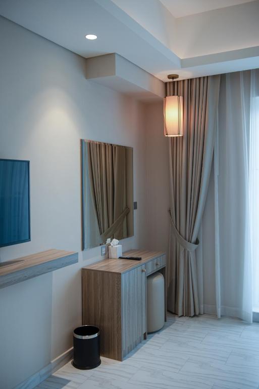 Deluxe Three-Bedroom Apartment - Image 7