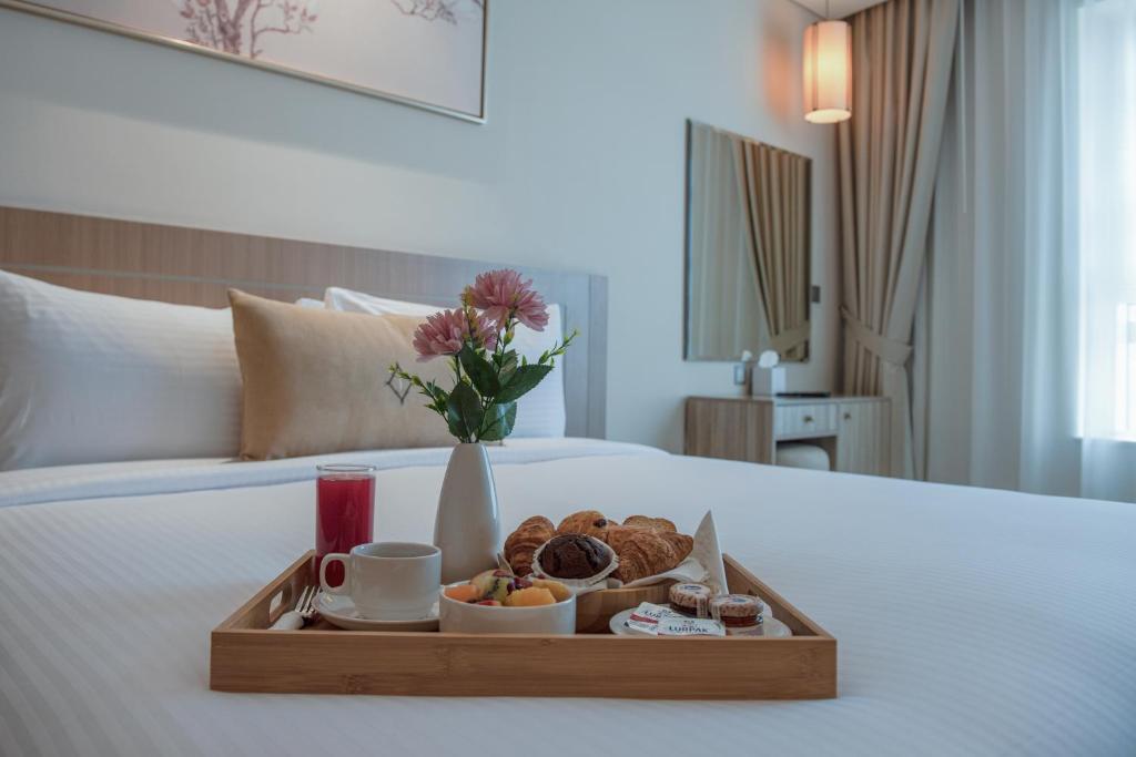 Deluxe Three-Bedroom Apartment - Image 8