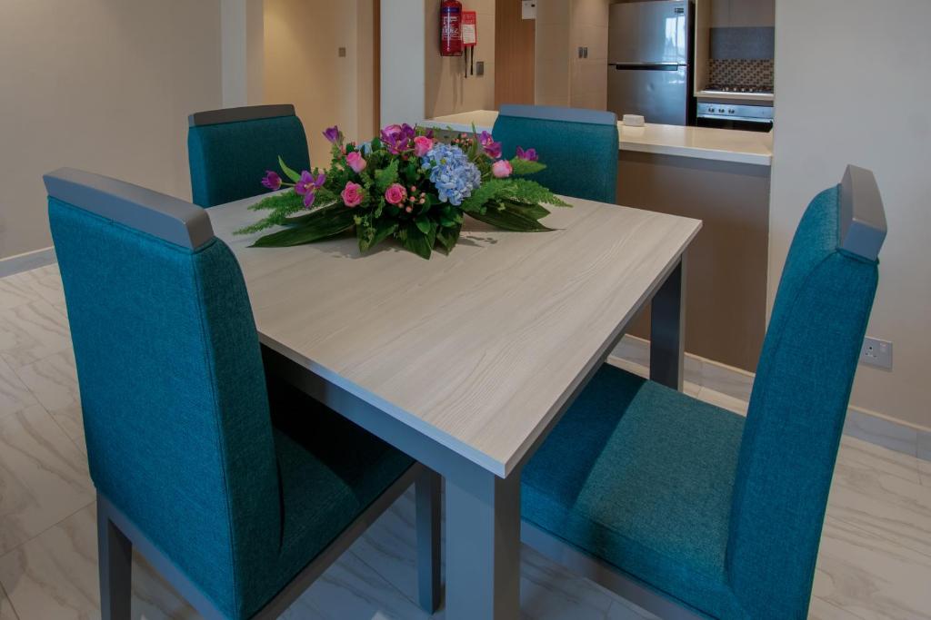 Deluxe Two-Bedroom Apartment - Image 5