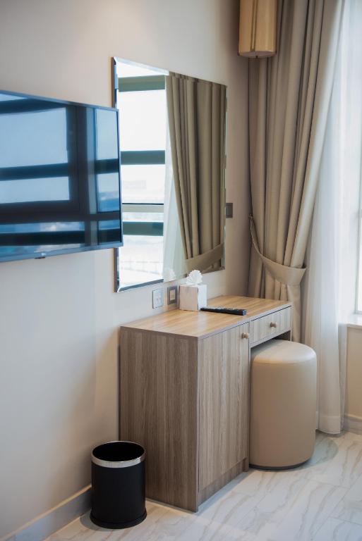 Elite Three-Bedroom Apartment With Terrace - Image 11